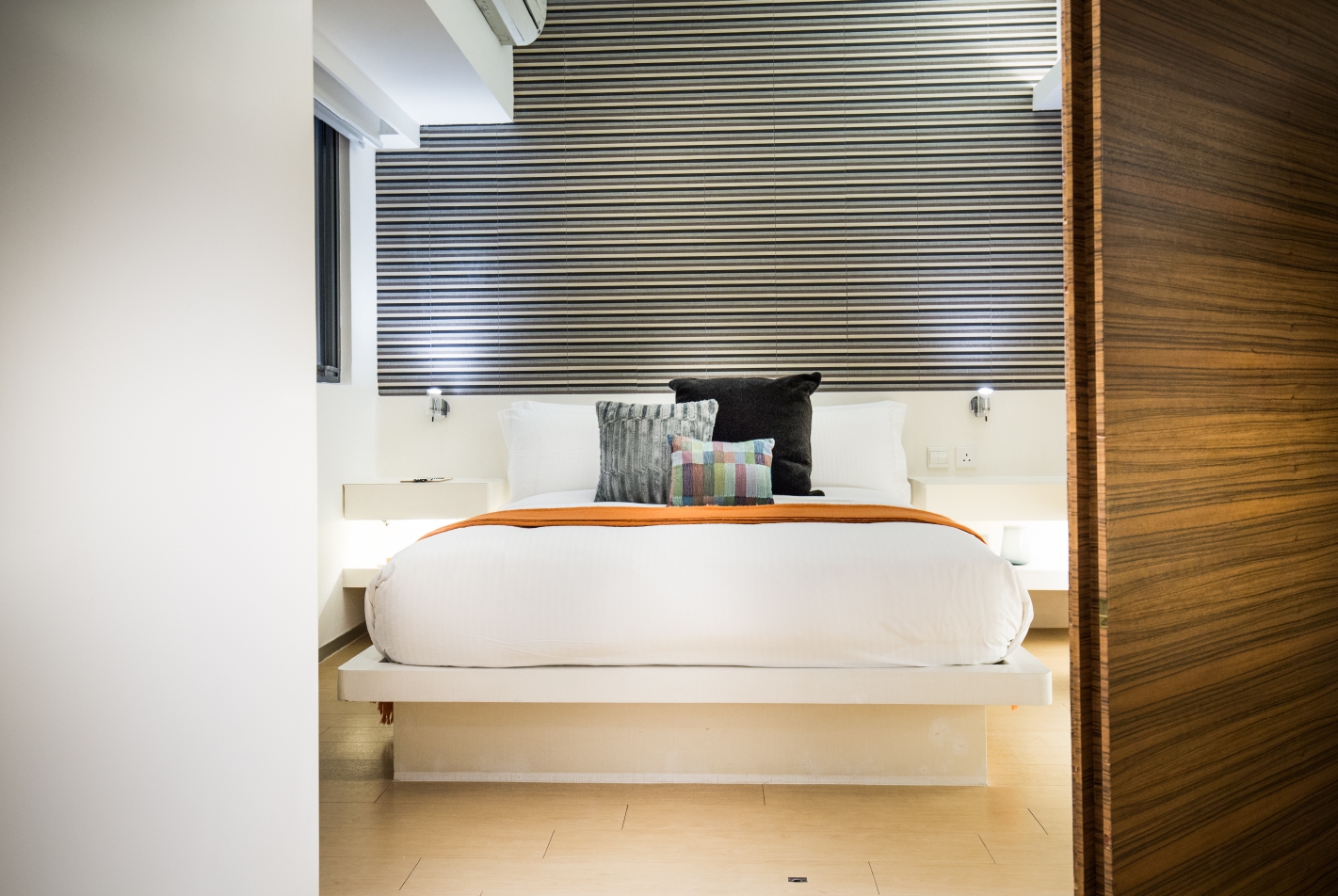 V銅鑼灣服務式公寓的一間臥室，配備一張大床