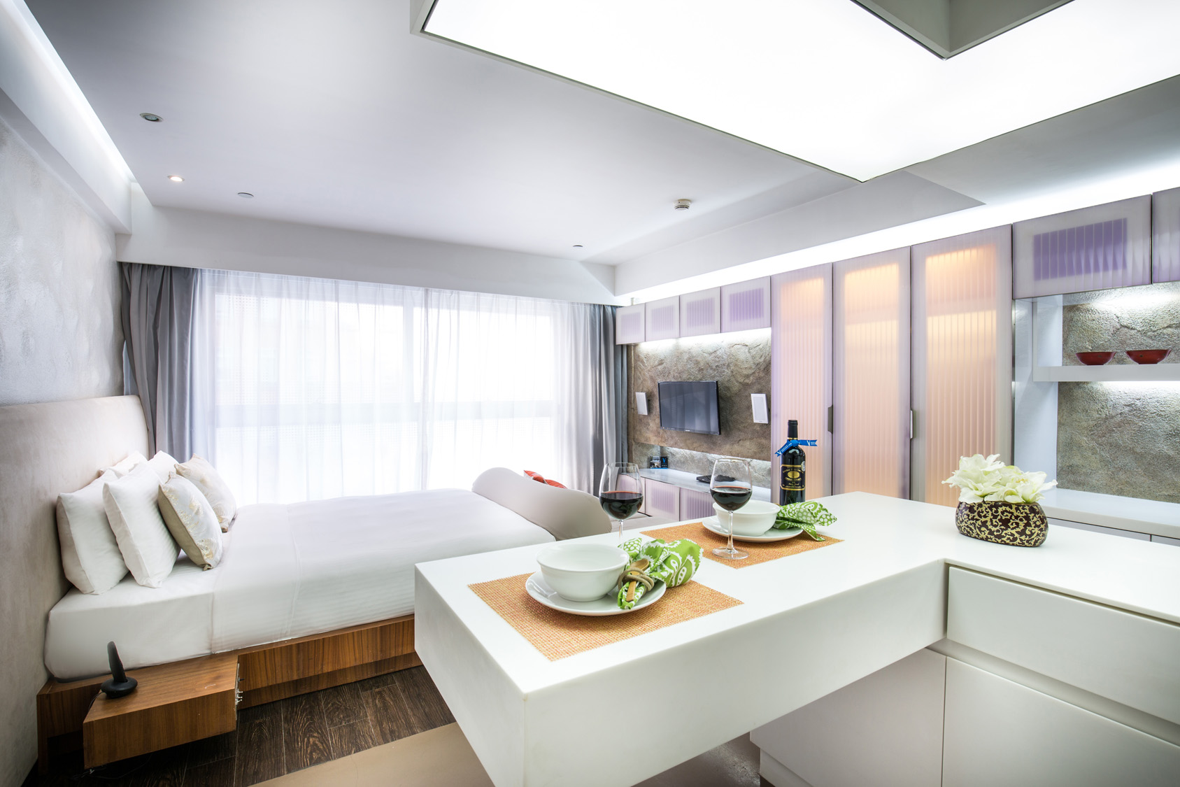 Spacious Deluxe Suite at The V Wan Chai Serviced Apartment