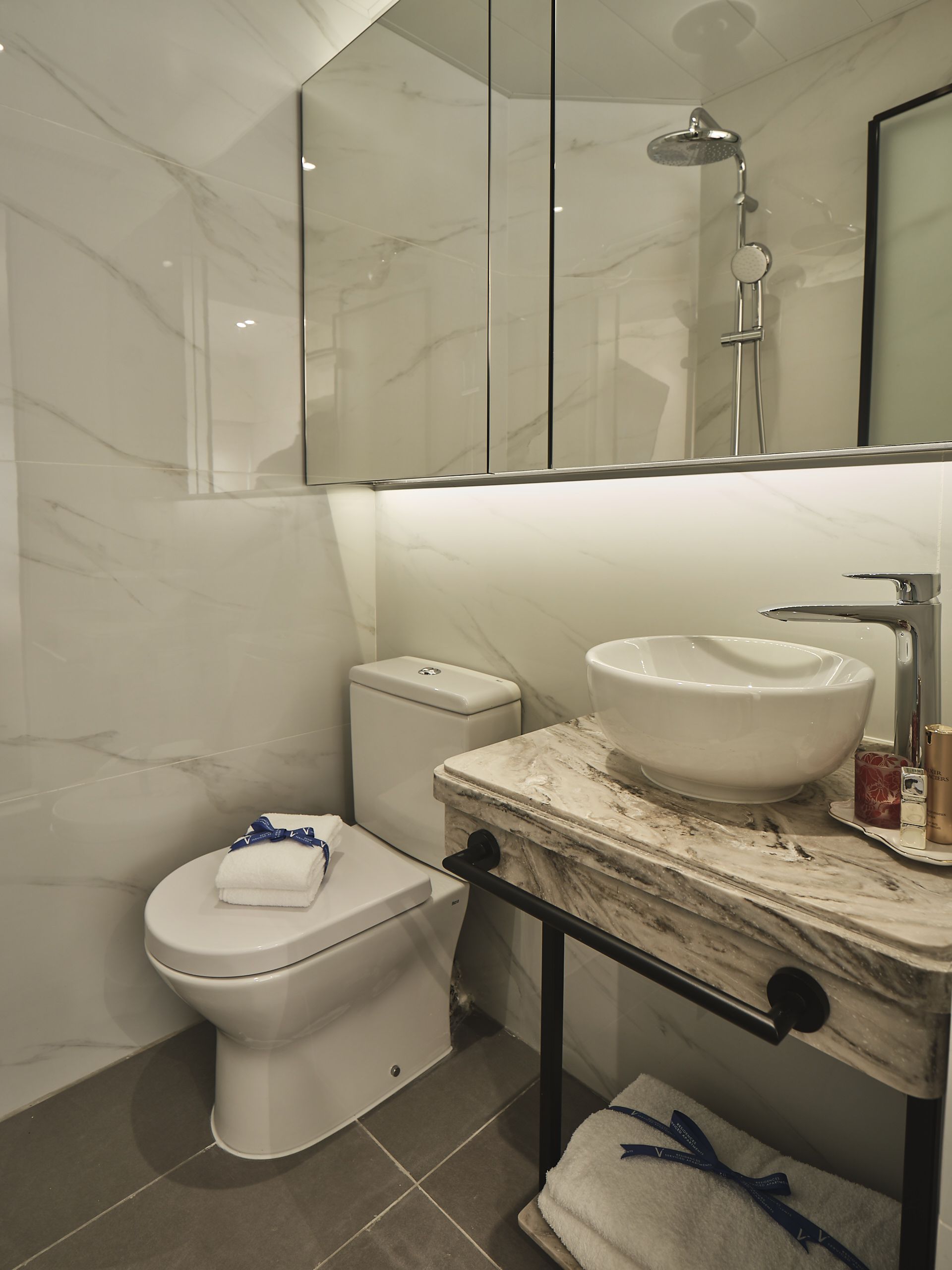 The V 銅鑼灣怡和街服務式住宅開放式客房浴室